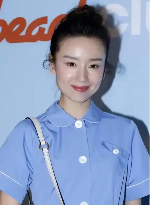 2013年8月,有网友拍到董洁和演员王大治在三亚做出亲密举动,并把照片