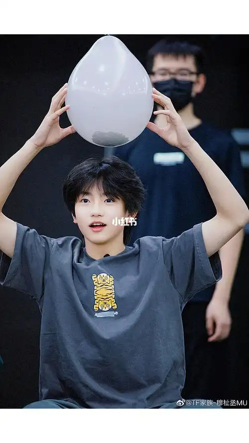 沦陷在这两个小朋颜值中的一天张峻豪穆祉丞