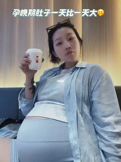 孕晚期肚子一天比一天大路人看到都绕道