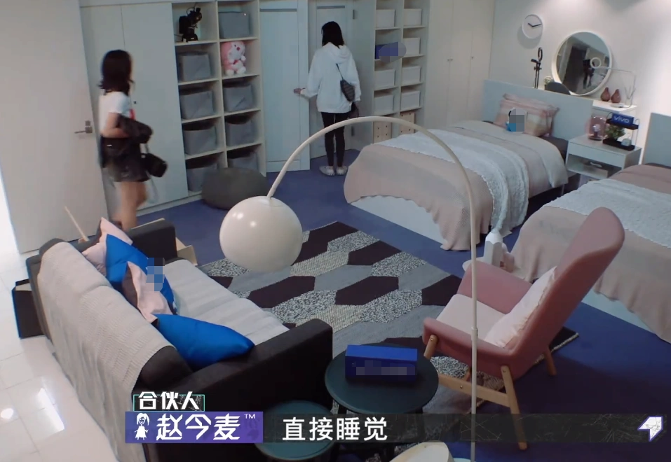 女明星杨颖卧室成啥样?看清沙发物件后,网友直言仿佛看见本人了