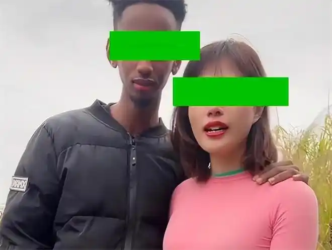 中国美女与黑人小伙恋爱在网上炫耀比我小10岁力气比前任大