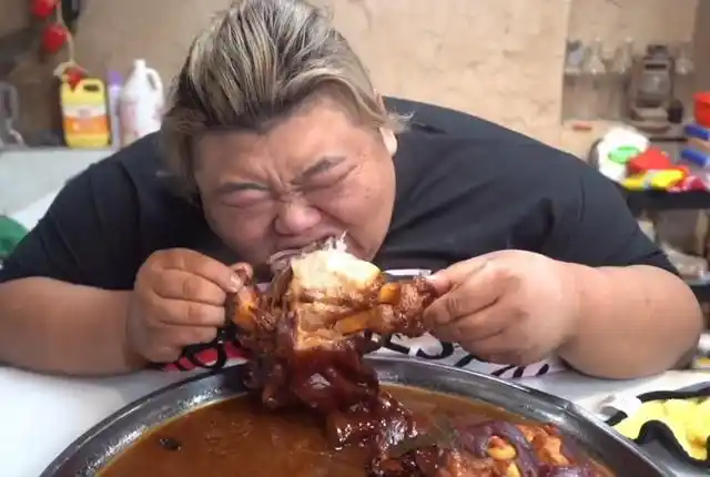600斤胖猴仔大口吃肉,猪蹄一分钟一个,网友:可不敢这么吃