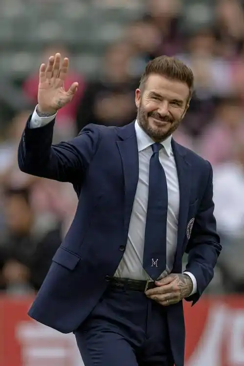 穿西装闪耀香港绿茵场帅气爆棚,比梅西体面多了_贝克汉姆_造型_休闲