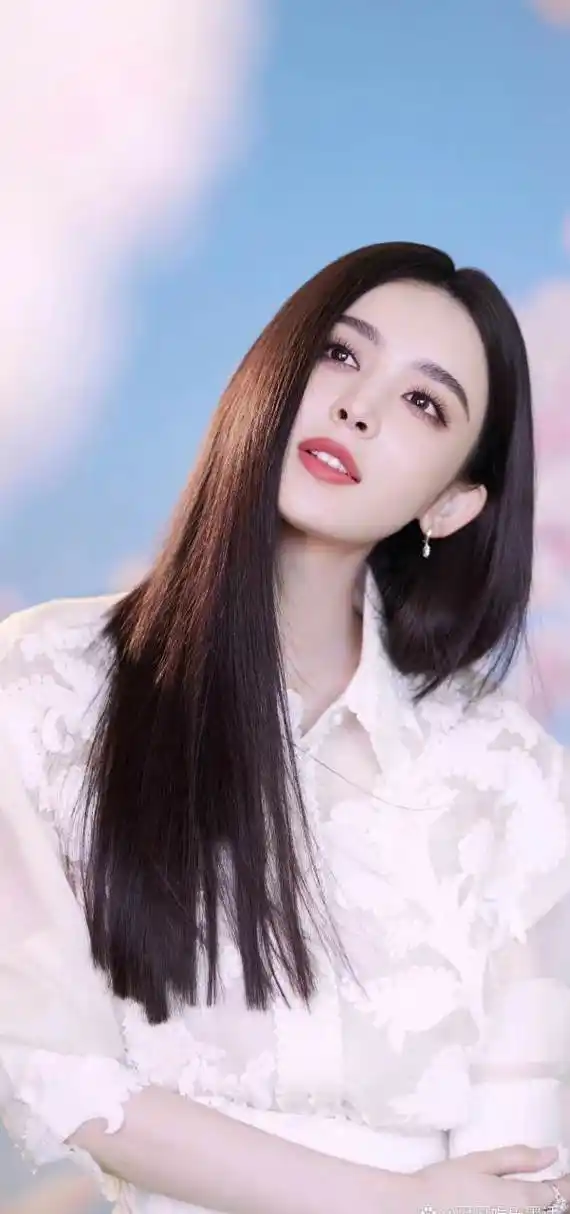 古力娜扎#古力娜扎一袭华丽的白色蕾丝连衣裙,美得挑不出毛病.