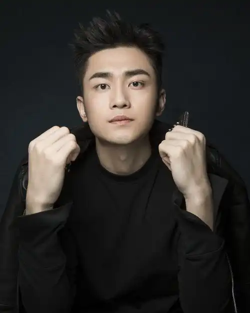 青年演员周航帅气逼人写真图片