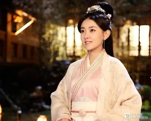 25岁梁洁穿搭有新招,浅紫外套搭格子短裙,如同18岁少女模样