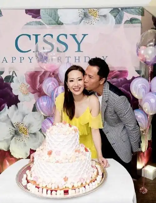 汪诗诗与老公甄子丹庆生,穿黄色吊带连衣裙,气质惊艳不输关之琳