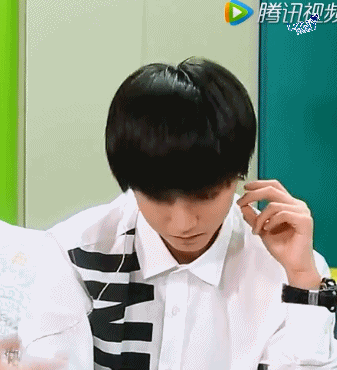 是tfboy王源室内听歌gif动图_动态图_表情包下载_soogif