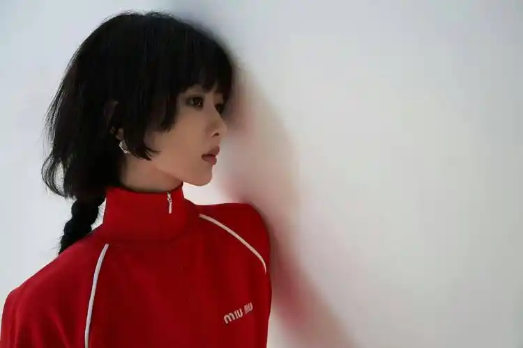 不同的发型可以带来不同的视觉体验,杨紫拍摄大片换了这款齐耳短发