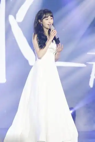 郑爽出道十年生日会白裙飘飘如仙女下凡,喂粉丝吃巧克力煞羡旁人