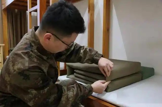 被子叠成豆腐块队列动作要提高这是文职人员进军营的第一步