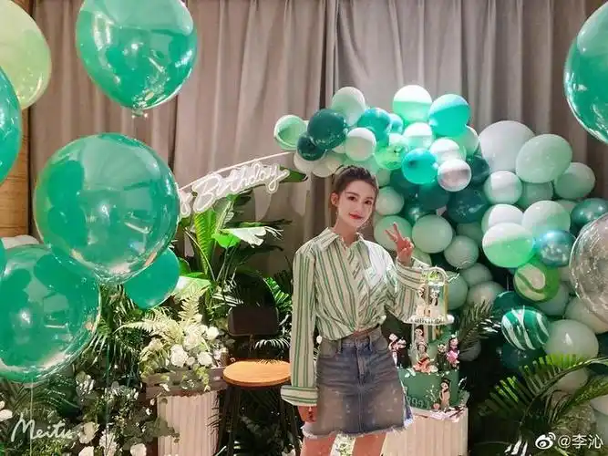 李沁分享生日会现场照对镜卖萌比心状态超好