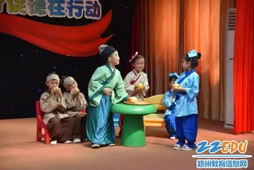 大班幼儿表演情景剧《孔融让梨》