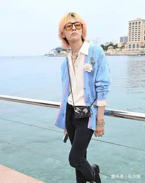 原创权志龙看秀生图曝光穿女装与外籍友人拥抱身材暴瘦酷似郭敬明