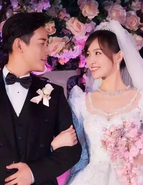 在各种重要场合上,只要唐嫣出现,摄影师的镜头总是会捕捉到罗晋侧脸