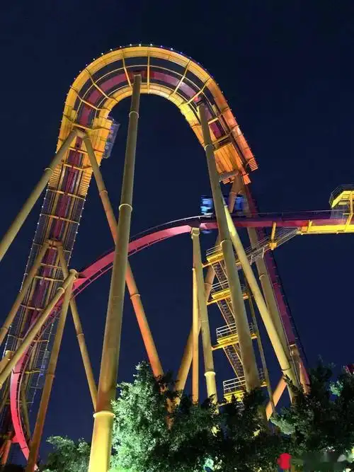 垂直过山车十环过山车园区内随处可见大南瓜跳楼机嘉年华大巡游记得调