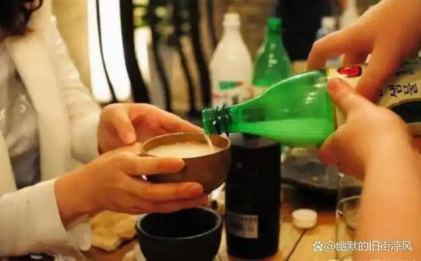 在现代社会,喝酒往往被视为一种社交活动,是人们建立友谊,洽谈生意或