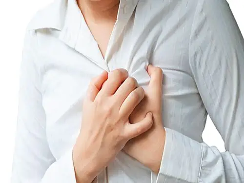 胸口刺痛大多数是在老年人,他们的胸口疼可能是由于胸壁疼痛,这种症状