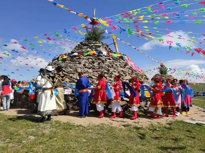 隆重的红石崖草原敖包会