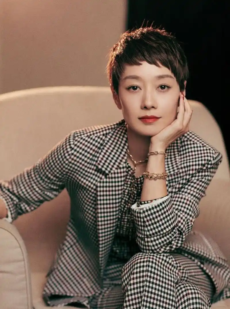 马伊琍新剧里的长发造型,再次证明:中年女人还是剪短发更洋气