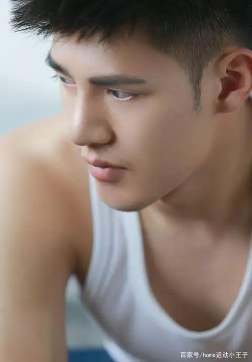 阳光帅气的大鼻子鲜肉帅哥,好养眼