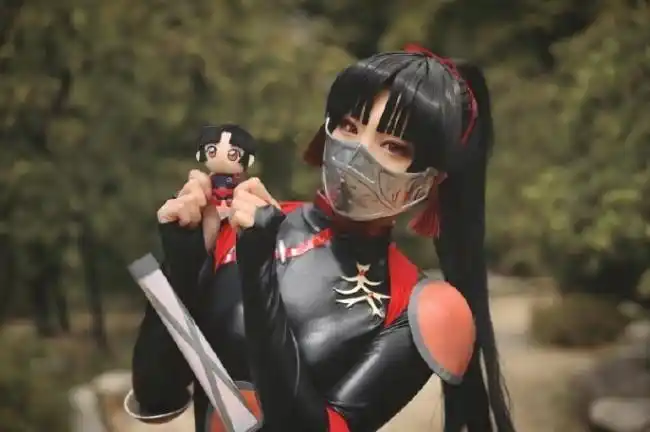 日本美女cos《犬夜叉》珊瑚图赏 穿紧身胶衣秀好身材