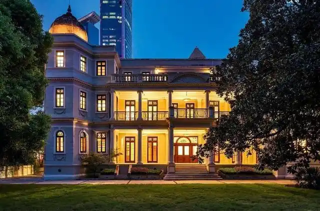 陕西北路是中国上海市中心区的一条南北向道路,位于静安区境内.