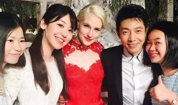 撒贝宁全家欢乐游玩,萌娃打水仗吸引眼球