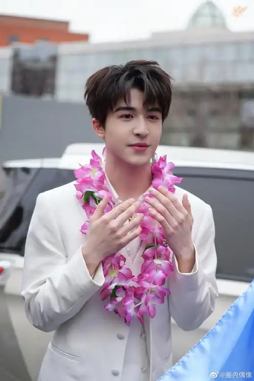 高卿尘,尹浩宇泰国风情节路透,白色西装带花环好有节