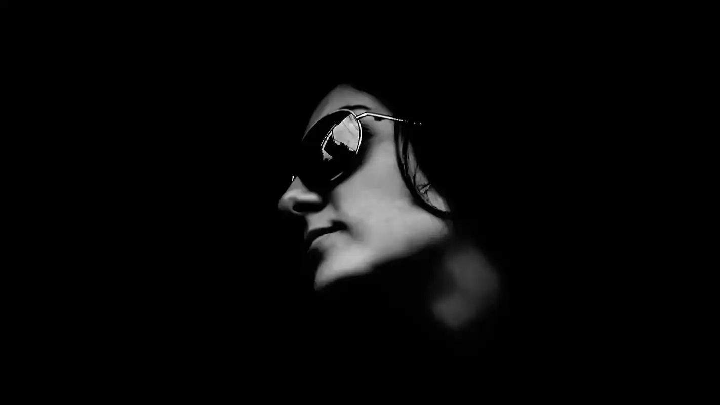 创意摄影黑白色调的性感美女桌面壁纸高清大图预览1920x1080_美女壁纸