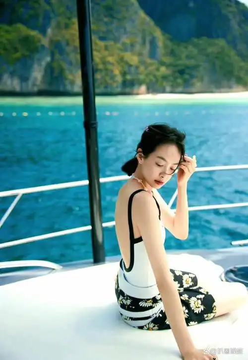 宋茜泰国度假分享泳装随拍