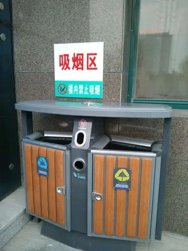 图中为二号楼小门左侧的室外吸烟区