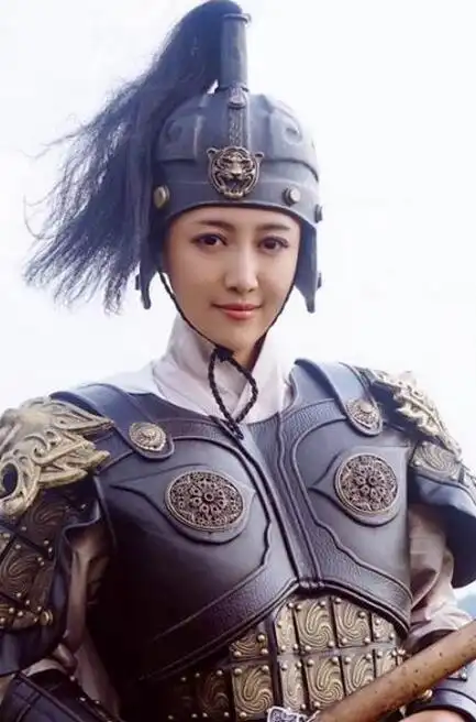 一身帅气盔甲更是英姿飒爽,堪称巾帼女英雄