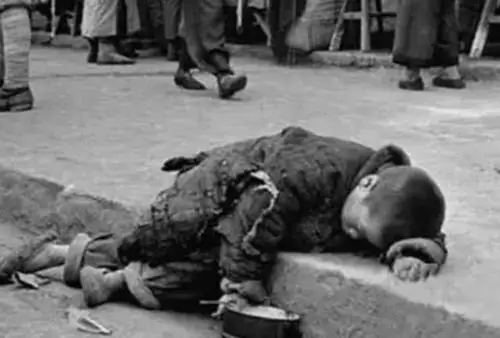 民国时期的难民老照片,妇女在公共场合哺乳,图5的乞丐令人心疼