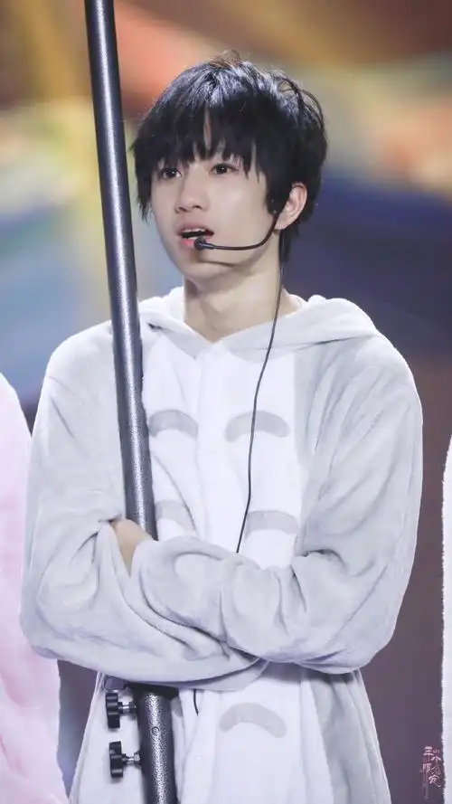 一起大笑看看,可怕的东西就会跑光了!@tf家族新生-敖子逸