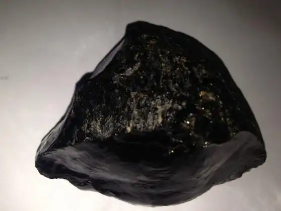 在老挝够得一块黑色石头,重量500g,大小5cmx4cm,想鉴定一下是什么东西