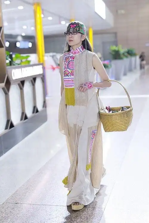 杨丽萍时尚造型离不开帽子身穿宽松裙装好仙气真是太有个性了