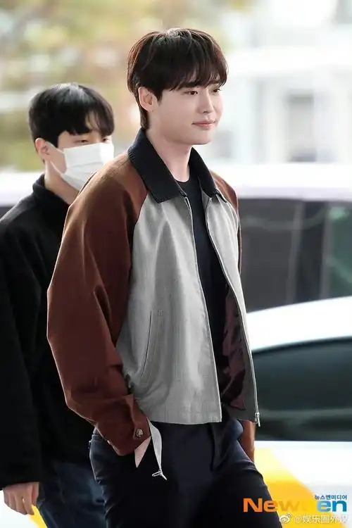 李钟硕没逃过韩国酵母#李钟硕最新机场照,感觉不是韩国酵母而是懈福