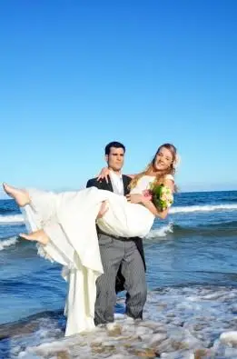 拍婚纱照新娘被新郎公主抱图片