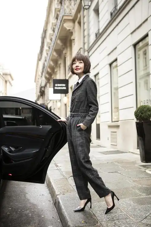 53岁陈鲁豫旅居意大利身材消瘦似未成年女孩清新脱俗显年轻