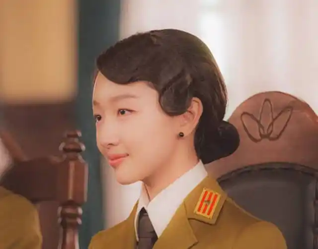 十五位当红女星穿上军装的照片,谁更有气质?