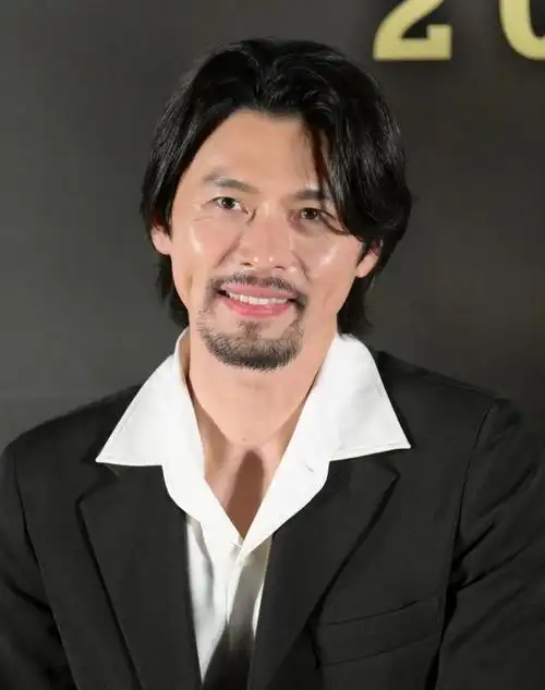 的组图刷屏,图中玄彬稍显富态,蓄了胡子,从当年的花美男变成了大叔