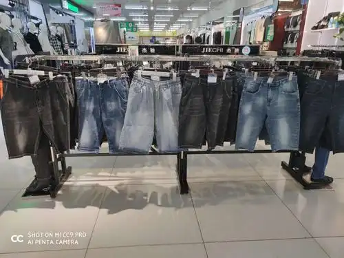 男裤厅的陈列整齐有序