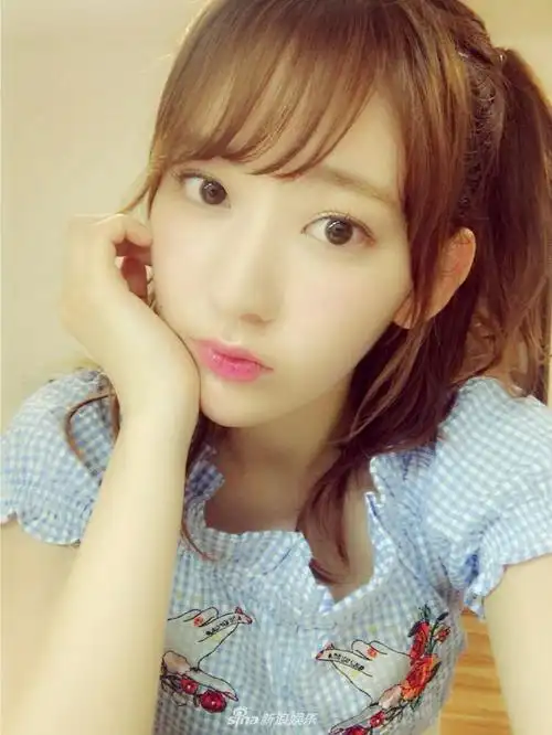 组图:日本19岁偶像宫脇咲良卖萌自拍 粉唇嘟嘟可爱迷人