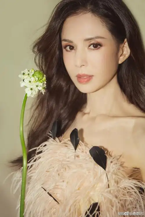 曾与富商相恋10年被甩险自杀,李若彤首曝真实年龄!