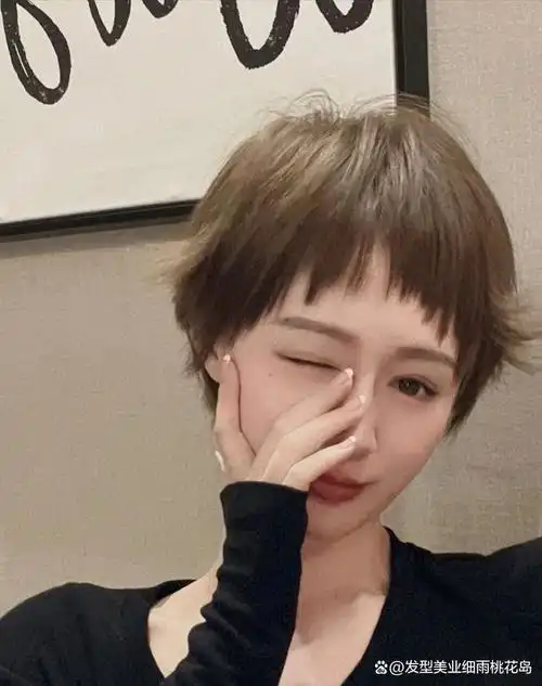 锯齿刘海搭配短发真的可爱又俏皮,"锯齿头"就是人们常说的"狗啃头"