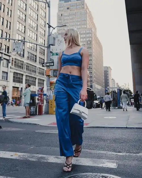 "美国晴子"海莉-范丽丝打满了全场,投篮18中7,三分5中2,罚球6中5,砍下