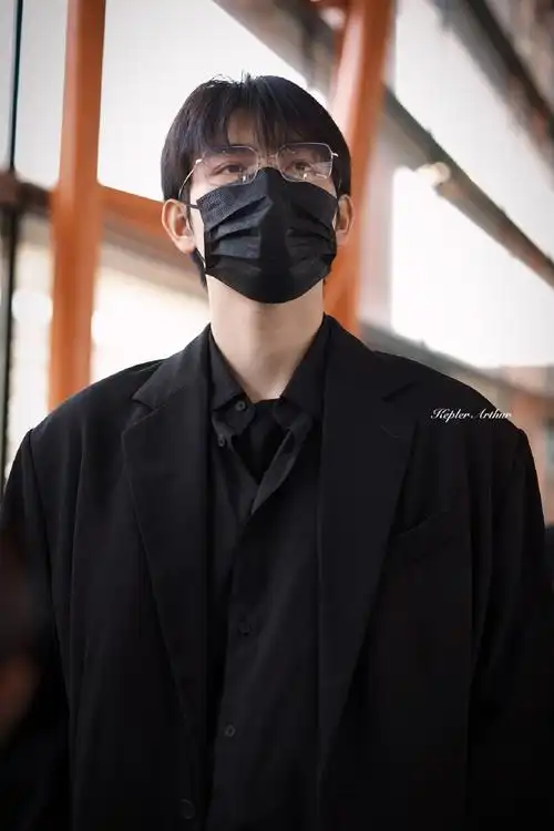 陈飞宇抱着咸鱼进组献鱼