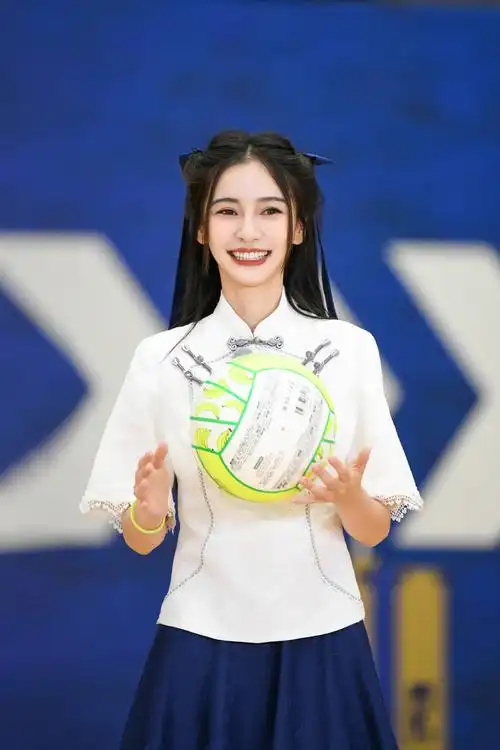 angelababy变身上世纪女学生 双马尾少女感满满