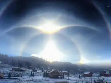 云南出现超级日晕,两道光环九道光弧闪耀天宇,堪称最壮观日晕